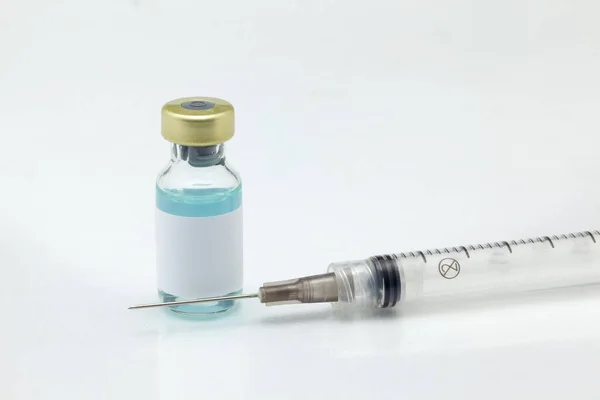 带彩色液体和注射器的分离玻璃疫苗瓶非常接近高倍放大模型 — 图库照片