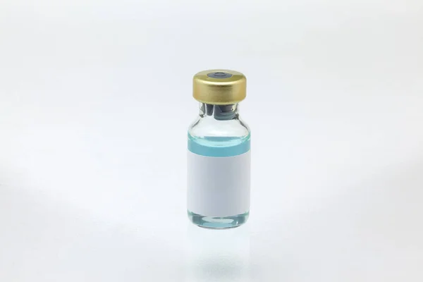 Renkli Sıvıyla Izole Edilmiş Cam Aşı Şişesi Çok Yakından Büyütülmüş — Stok fotoğraf