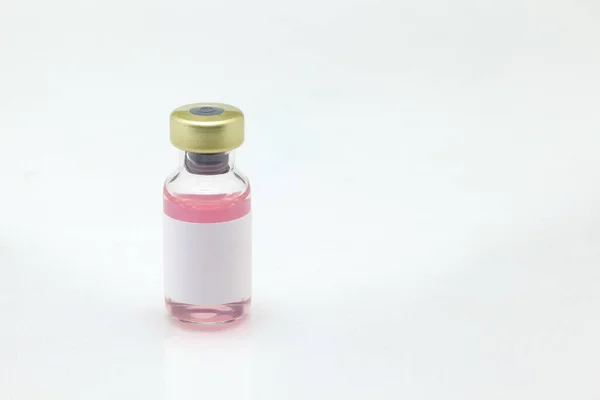 Odizolowana Szklana Butelka Szczepionki Barwnym Płynem Bardzo Bliska Makiecie Dużym — Zdjęcie stockowe
