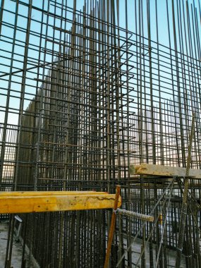 İnşaat iskelesi ve büyük metal yapısı olan bir inşaat alanı. Sahne sıkı çalışma ve gelişmelerden biridir.