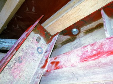 Kırmızı ve mavi yapısı olan bir şantiye.