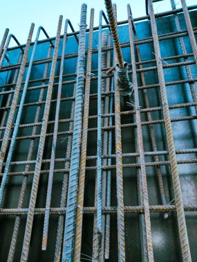 Arkasında büyük bir bina olan bir inşaat alanı.