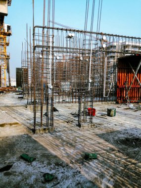 İnşaat iskelesi ve vinci olan bir şantiye. Sahne, ilerleme ve sıkı çalışmalardan biridir.