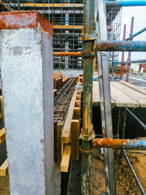 İnşaat iskelesi ve boruları olan bir şantiye. Sahne, ilerleme ve sıkı çalışmalardan biridir.