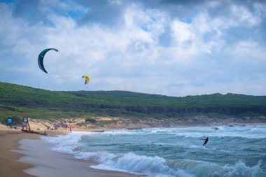 Uçurtma sörfçü Sardunya, İtalya, Avrupa'nın doğal Akdeniz kıyısında