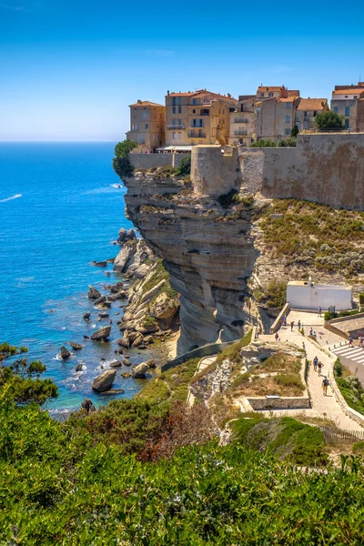 Kıyı kasaba Bonifacio Corse du Sud, Fransa, Avrupa'nın Akdeniz deniz cliff üzerinde