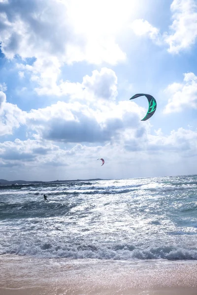 Surfistas Kitesurf Costa Mediterránea Escénica Cerdeña Italia Europa — Foto de Stock