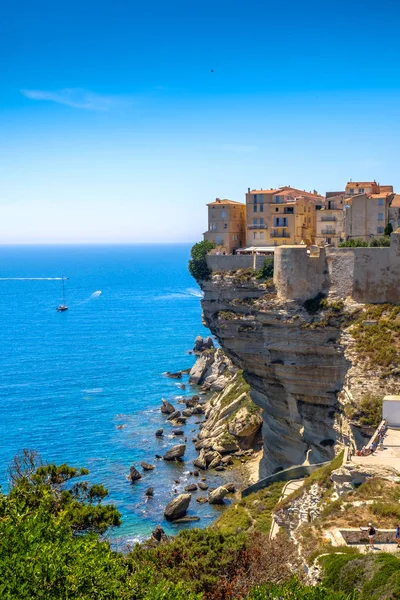 Kıyı kasaba Bonifacio Corse du Sud, Fransa, Avrupa'nın Akdeniz deniz cliff üzerinde