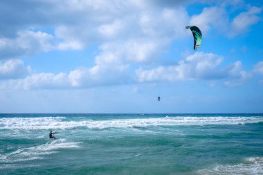 Uçurtma sörfçü Sardunya, İtalya, Avrupa'nın doğal Akdeniz kıyısında