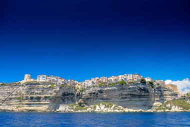 Kıyı kasaba Bonifacio Corse du Sud, Fransa, Avrupa'nın Akdeniz deniz cliff üzerinde