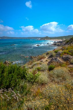 Sardunya, İtalya, Avrupa'nın Akdeniz kıyısında kayalık sahil