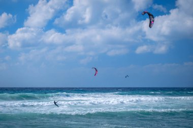 Uçurtma sörfçü Sardunya, İtalya, Avrupa'nın doğal Akdeniz kıyısında