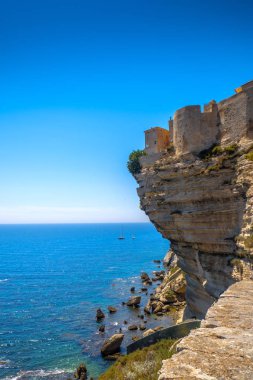 Sardunya, İtalya, Avrupa'nın Akdeniz kıyısında kayalık sahil