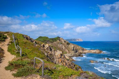 Sardunya, İtalya, Avrupa'nın Akdeniz kıyısında kayalık sahil