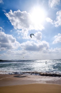 Uçurtma sörfçü Sardunya, İtalya, Avrupa'nın doğal Akdeniz kıyısında