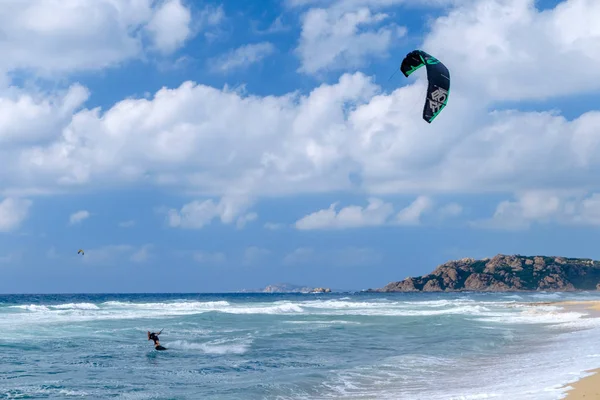 Uçurtma sörfçü Sardunya, İtalya, Avrupa'nın doğal Akdeniz kıyısında