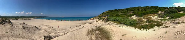 Turistas Playa Costa Mediterránea Escénica Cerdeña Italia Europa —  Fotos de Stock