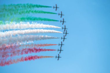 Bellaria - Igea Marina, Rimini, İtalya - 4 Haziran 2017: Frecce Tricolori hava gösterisi sırasında gökyüzünde renkli duman izini göstererek İtalyan Hava Kuvvetleri jetleri.