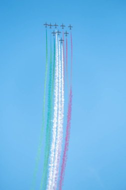 Bellaria - Igea Marina, Rimini, İtalya - 4 Haziran 2017: Frecce Tricolori hava gösterisi sırasında gökyüzünde renkli duman izini göstererek İtalyan Hava Kuvvetleri jetleri.