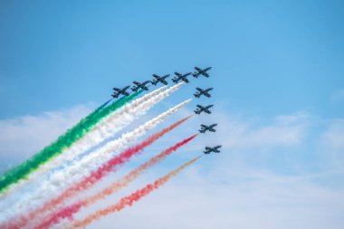 Bellaria - Igea Marina, Rimini, İtalya - 4 Haziran 2017: Frecce Tricolori hava gösterisi sırasında gökyüzünde renkli duman izini göstererek İtalyan Hava Kuvvetleri jetleri.