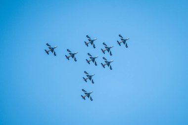 Bellaria - Igea Marina, Rimini, İtalya - 4 Haziran 2017: İtalyan Hava Kuvvetleri jetleri Frecce Tricolori hava gösterisi sırasında mavi gökyüzünde.