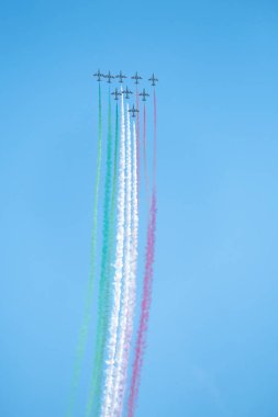 Bellaria - Igea Marina, Rimini, İtalya - 4 Haziran 2017: Frecce Tricolori hava gösterisi sırasında gökyüzünde renkli duman izini göstererek İtalyan Hava Kuvvetleri jetleri.