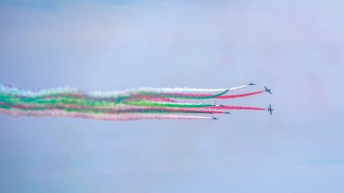 Bellaria - Igea Marina, Rimini, İtalya - 4 Haziran 2017: Frecce Tricolori hava gösterisi sırasında gökyüzünde renkli duman izini göstererek İtalyan Hava Kuvvetleri jetleri.