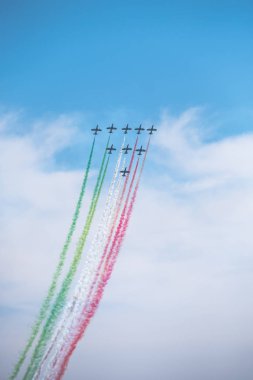 Bellaria - Igea Marina, Rimini, İtalya - 4 Haziran 2017: Frecce Tricolori hava gösterisi sırasında gökyüzünde renkli duman izini göstererek İtalyan Hava Kuvvetleri jetleri.