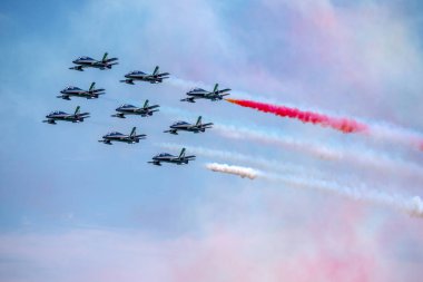Bellaria - Igea Marina, Rimini, İtalya - 4 Haziran 2017: Frecce Tricolori hava gösterisi sırasında gökyüzünde renkli duman izini göstererek İtalyan Hava Kuvvetleri jetleri.