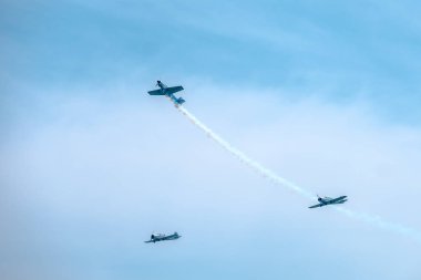 Bellaria - Igea Marina, Rimini, İtalya - 4 Haziran 2017: İtalyan Hava Kuvvetleri jetleri çalışırken Frecce Tricolori gökyüzü göstermek hava.