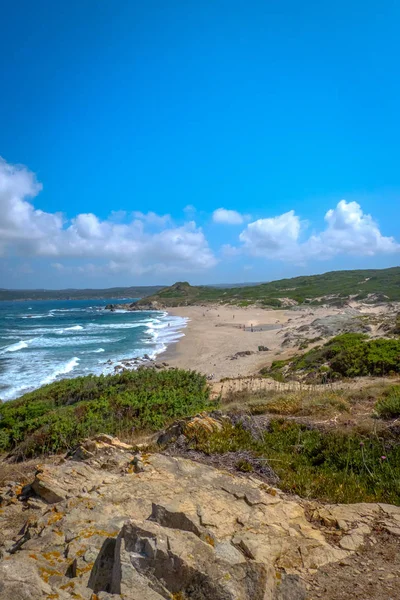 Turistlerin Sardunya, İtalya, Avrupa'nın doğal Akdeniz kıyılarının sahilde