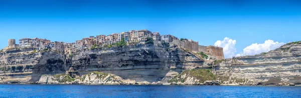 Kıyı kasaba Bonifacio Corse du Sud, Fransa, Avrupa'nın Akdeniz deniz cliff üzerinde