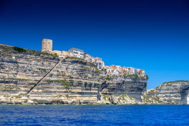 Kıyı kasaba Bonifacio Corse du Sud, Fransa, Avrupa'nın Akdeniz deniz cliff üzerinde
