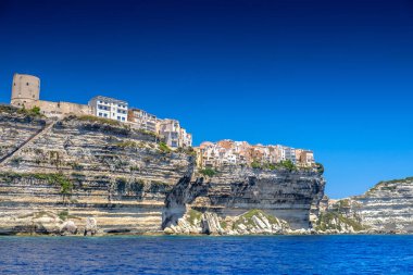 Kıyı kasaba Bonifacio Corse du Sud, Fransa, Avrupa'nın Akdeniz deniz cliff üzerinde