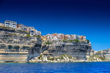 Kıyı kasaba Bonifacio Corse du Sud, Fransa, Avrupa'nın Akdeniz deniz cliff üzerinde
