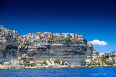 Kıyı kasaba Bonifacio Corse du Sud, Fransa, Avrupa'nın Akdeniz deniz cliff üzerinde