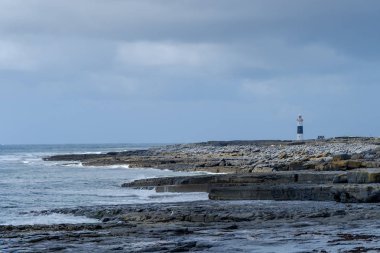 İrlanda, Avrupa'da deniz feneri binası ile doğal kayalık deniz kıyısı