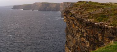 İrlanda, Avrupa'da gün batımında doğal kayalık deniz kıyısı