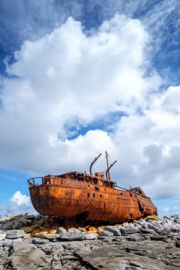 Aran adalarının kıyısında paslı bir gemi enkazı, Galway Körfezi, İrlanda