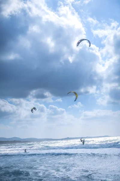 Surfistas Kitesurf Costa Mediterránea Escénica Cerdeña Italia Europa — Foto de Stock