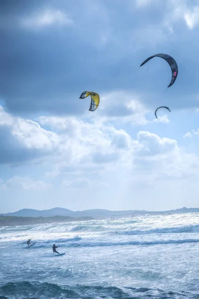 Surfistas Kitesurf Costa Mediterránea Escénica Cerdeña Italia Europa — Foto de Stock