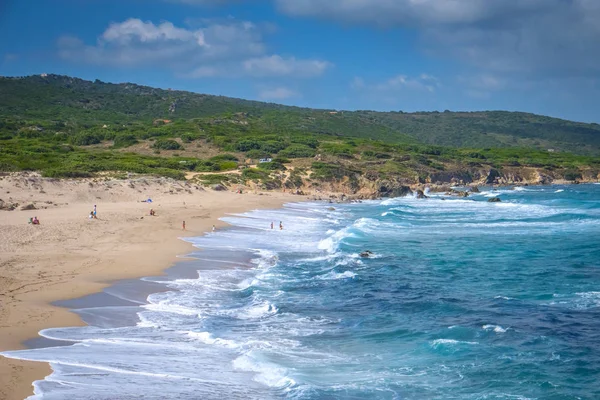 Turistlerin Sardunya, İtalya, Avrupa'nın doğal Akdeniz kıyılarının sahilde