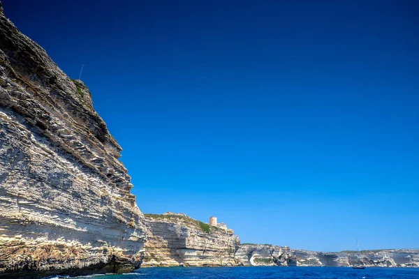 岩石海岸在地中海海岸在撒丁岛 意大利 — 图库照片