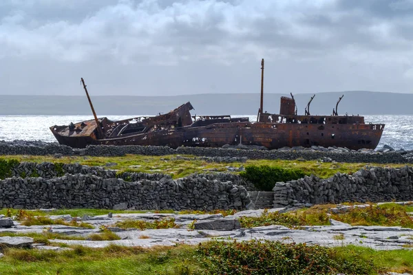 Naufragio Arrugginito Sulla Costa Panoramica Delle Isole Aran Baia Galway — Foto Stock