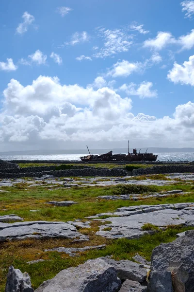 Rostiges Schiffswrack Der Malerischen Küste Aranischer Inseln Galway Bay Irland — Stockfoto