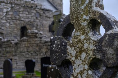 Büyük pencereli eski taş duvar