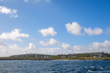Deniz manzarası ve mavi gökyüzü