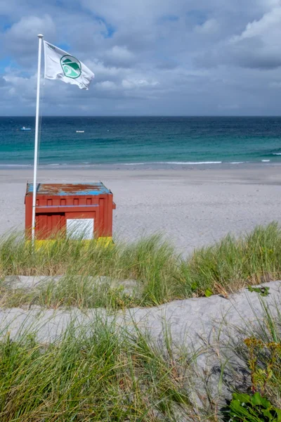 Καλύβα Στην Παραλία Και Αμμώδης Γραφική Βραχώδη Θάλασσα Στην Ιρλανδία — Φωτογραφία Αρχείου