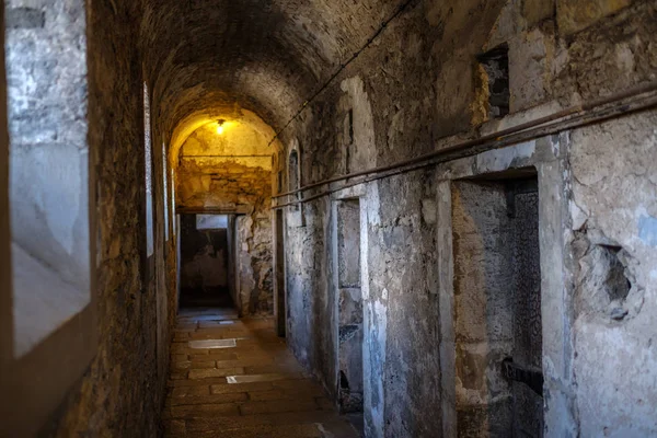 Eski İrlanda şehrinde eski dar bir cadde