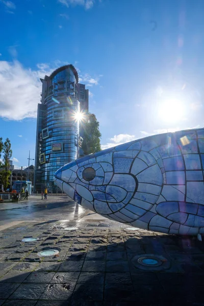 Modern Byggnad Med Glas Och Blå Himmel — Stockfoto